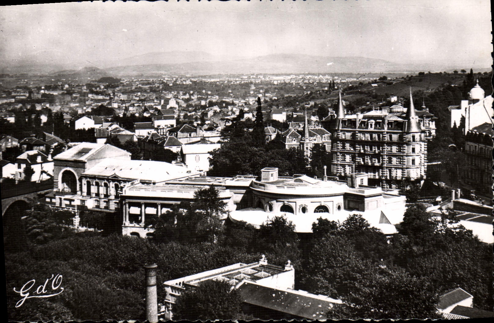 Royat — Panorama sur les Thermes, le Casino et quelques Grands Hôtels — Édition G. d'O. (P.-de-D.)