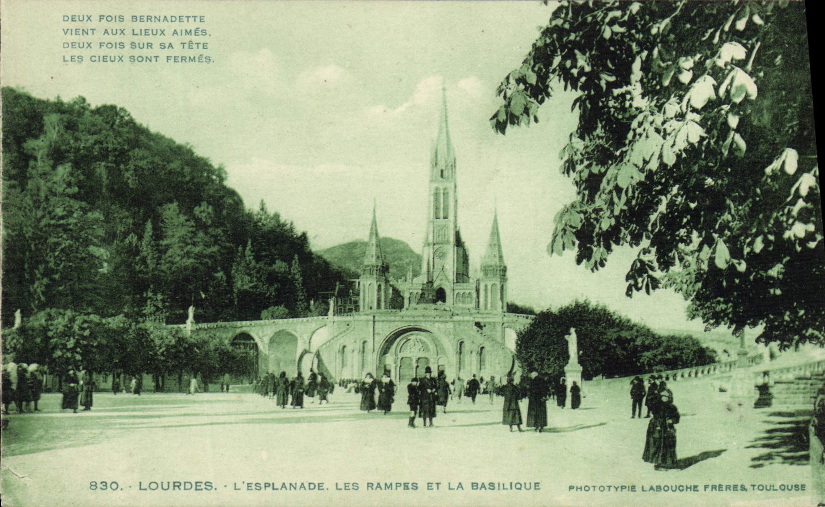 CPA Lourdes L'Esplanade Les Rampes Et La Basilique