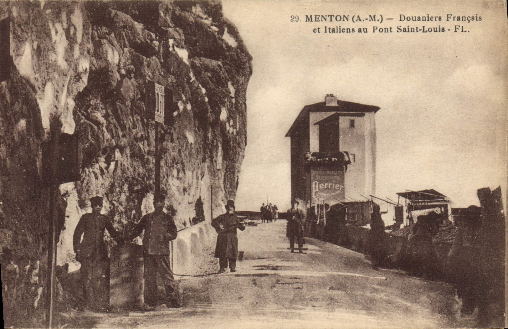 CPA Douane Douanes Douanier Menton Douaniers francais et italiens au pont Saint Louis 