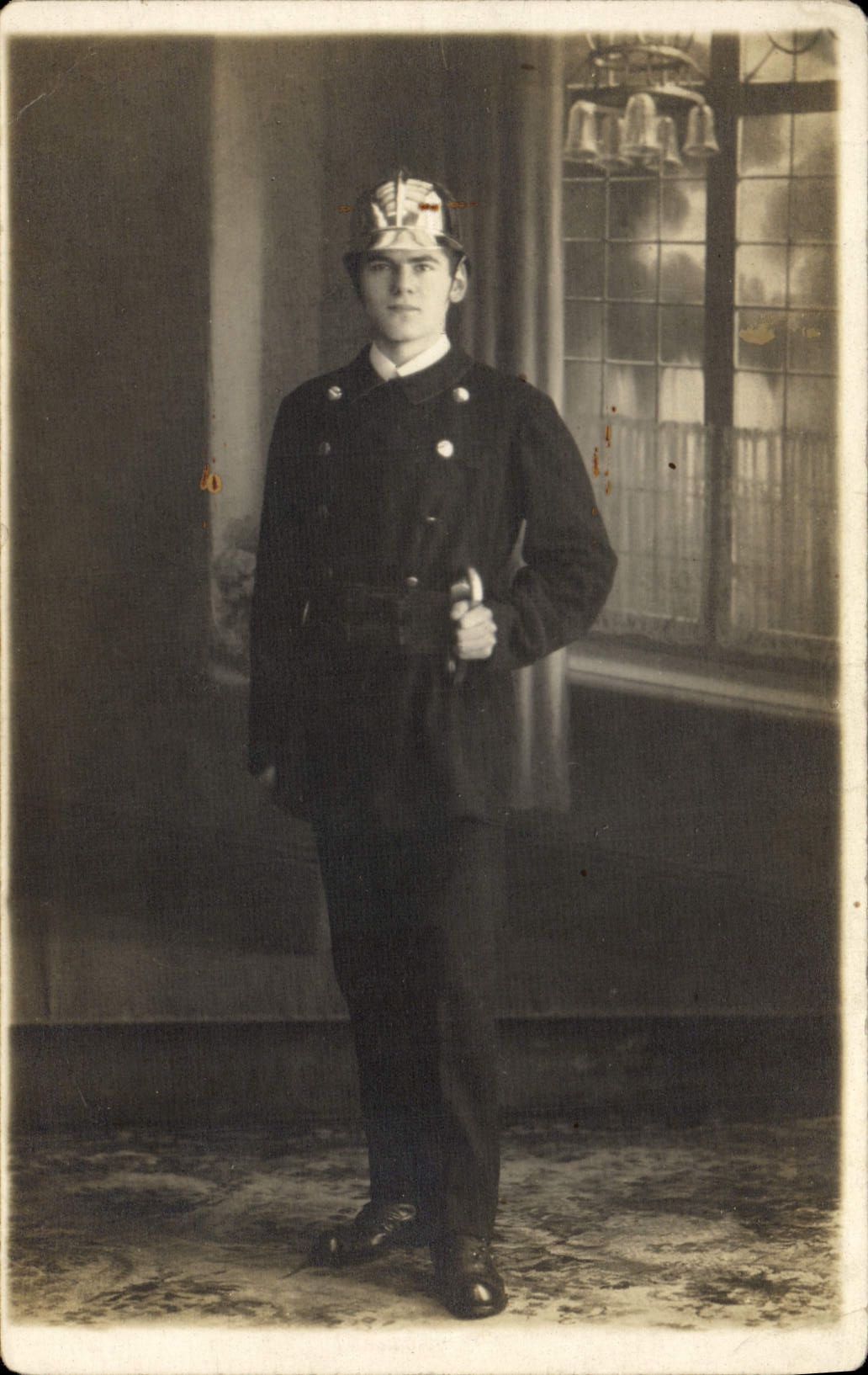 Sapeur pompier — portrait studio — éditeur inconnu, n° de série non visible