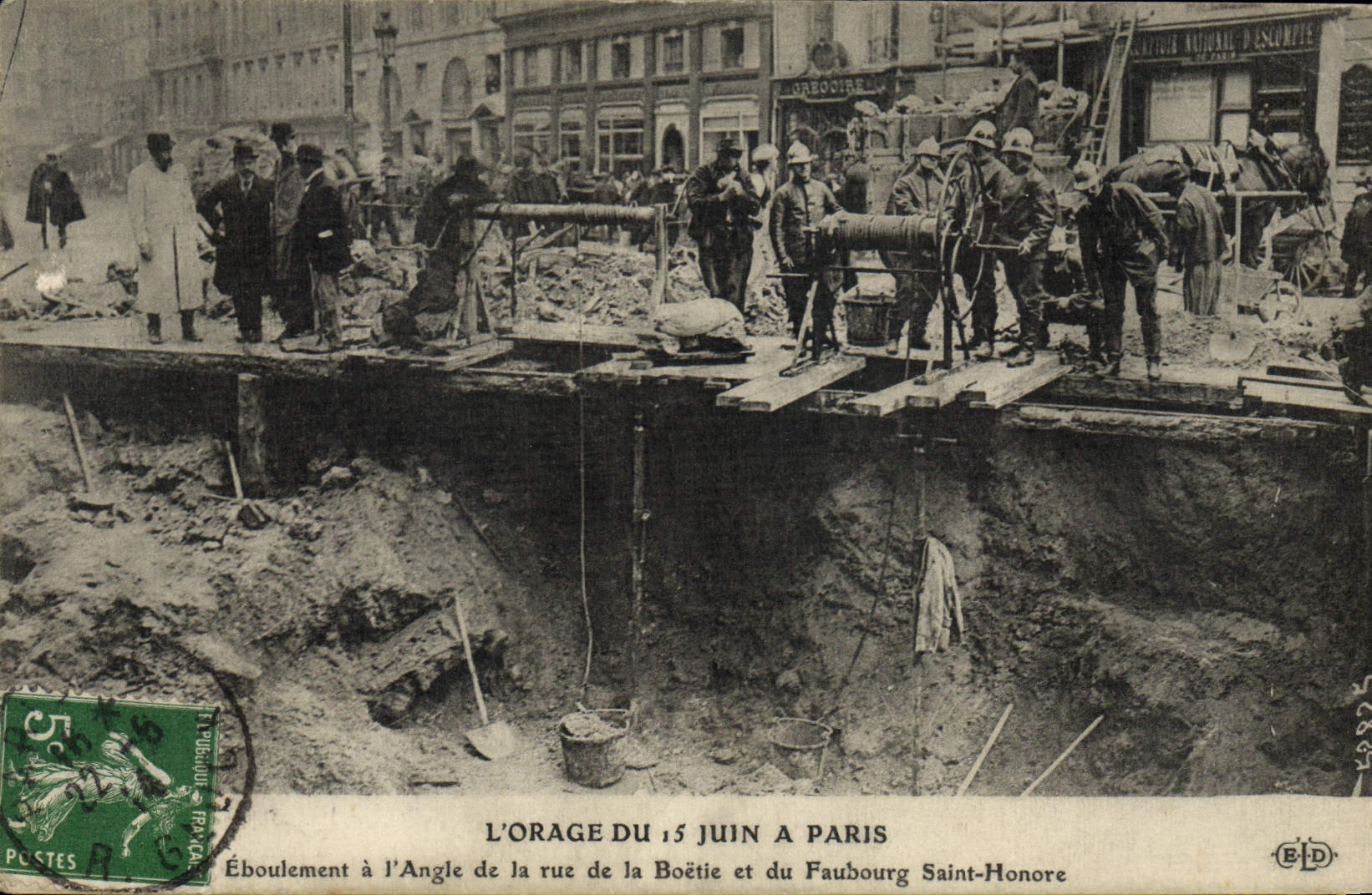 Tarjeta postal antigua Bomberos L'orage du 15 juin a Paris Eboulement a l'angle de la rue de al Boetie et du faubourg Saint Honore