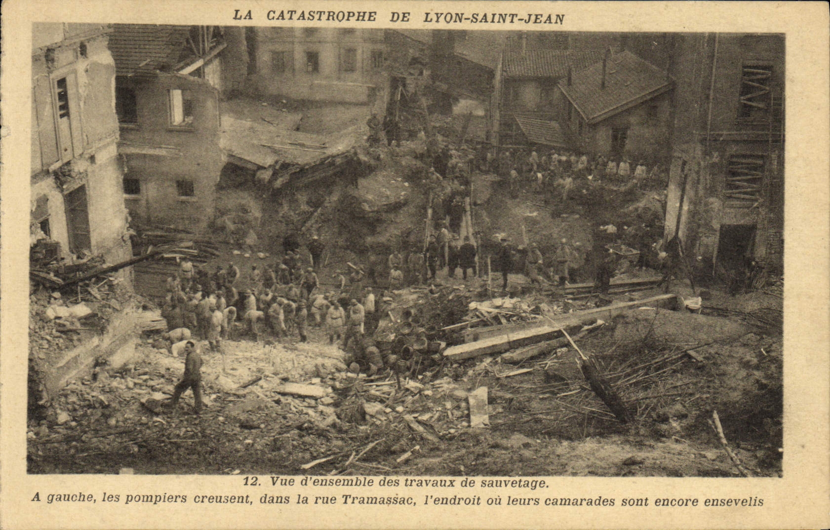 La catástrofe de Lyon-Saint-Jean — Vista general de los trabajos de rescate en la rue Tramassac — Ediciones J. Cellard, Lyon