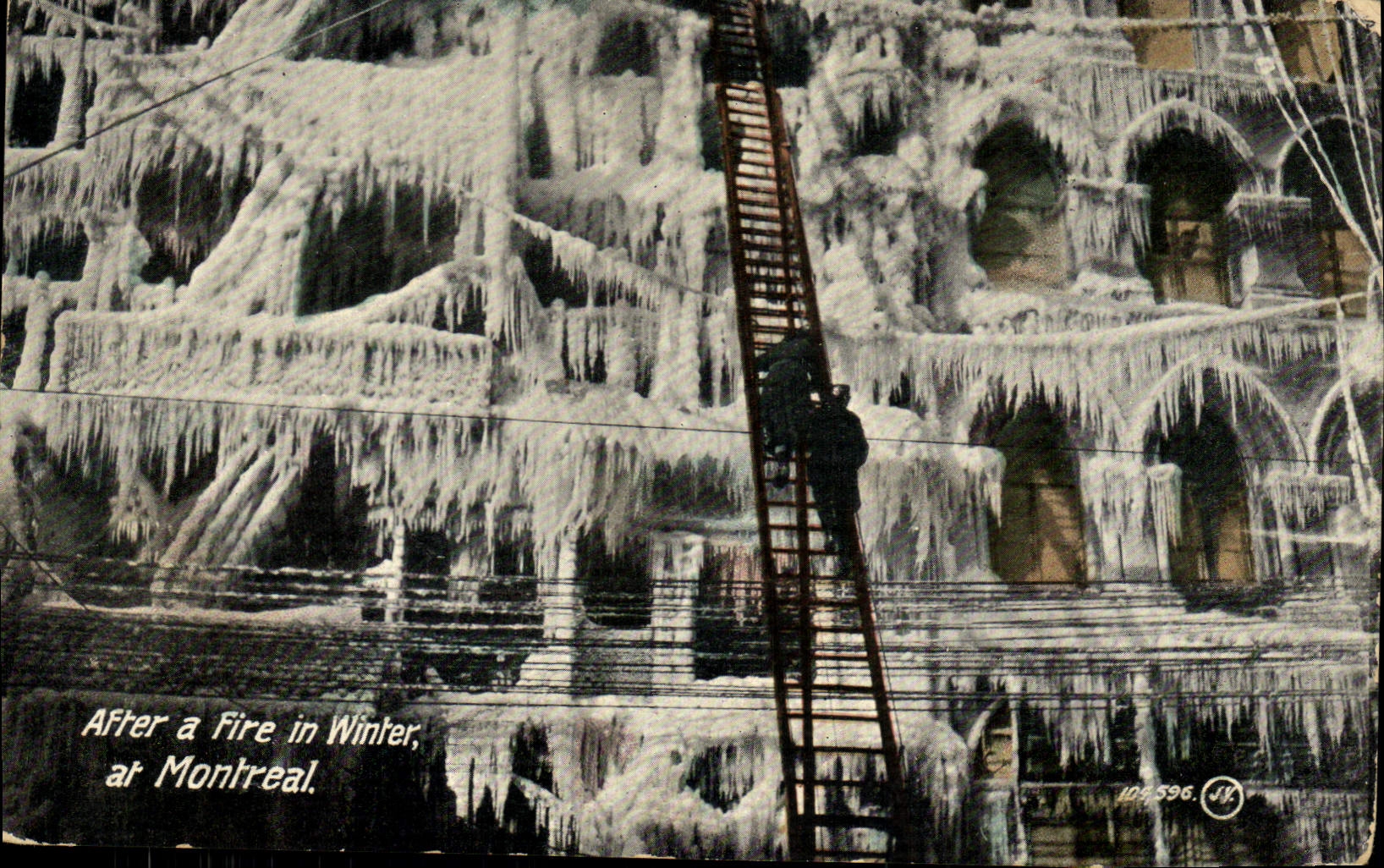 Vue d'un bâtiment recouvert de glace après un incendie d'hiver à Montréal — TL. Valentine & Sons, Ltd. n° 105 596