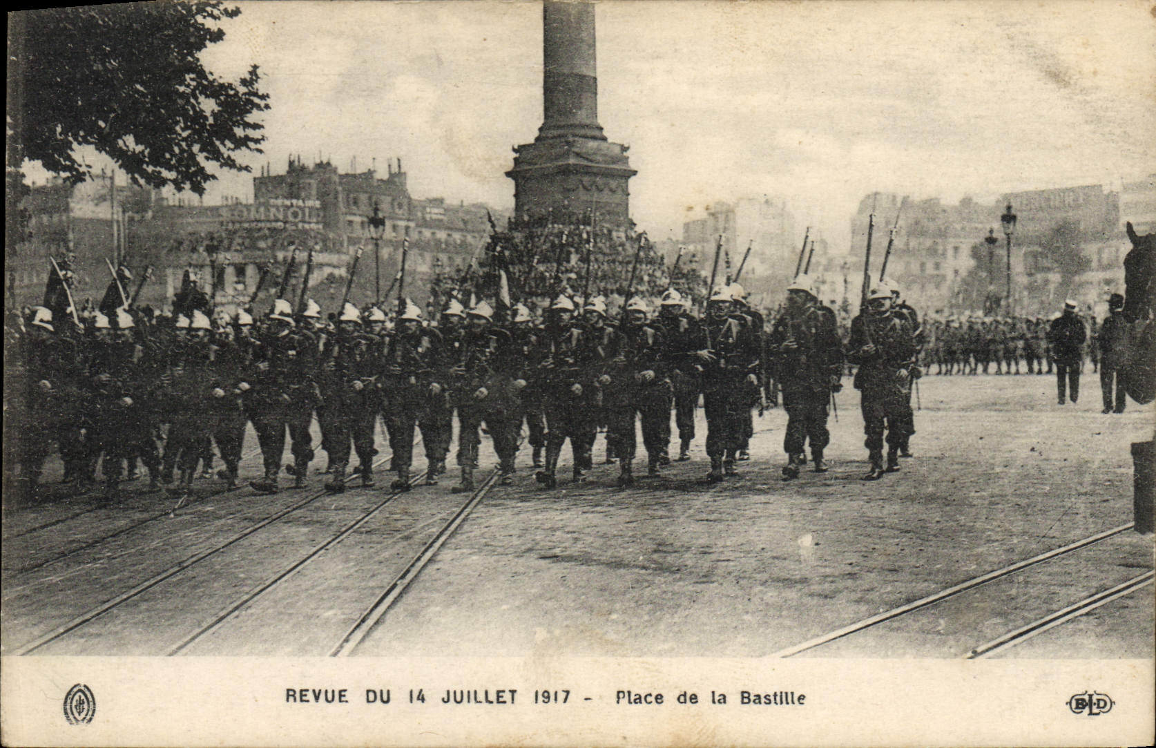 CPA Sapeurs Pompiers Revue du 14 juillet 1917 Place de la Bastille