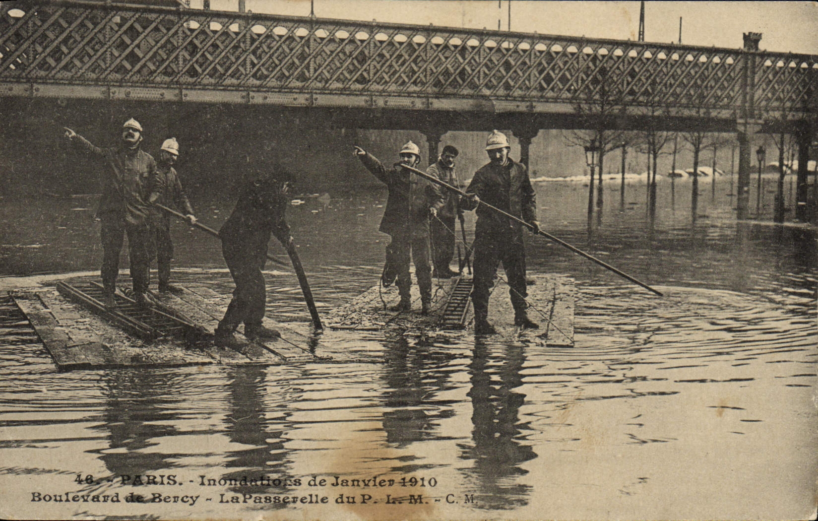 Paris - Inondations de Janvier 1910 - Boulevard de Bercy - La Passerelle du P. L. M. - C. M.