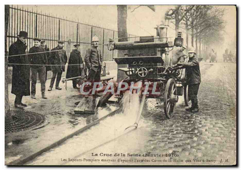 La crecida del río Sena (Enero 1910) — Los bomberos intentando vaciar el agua de las bodegas de la Halle aux Vins en Bercy — J. H.