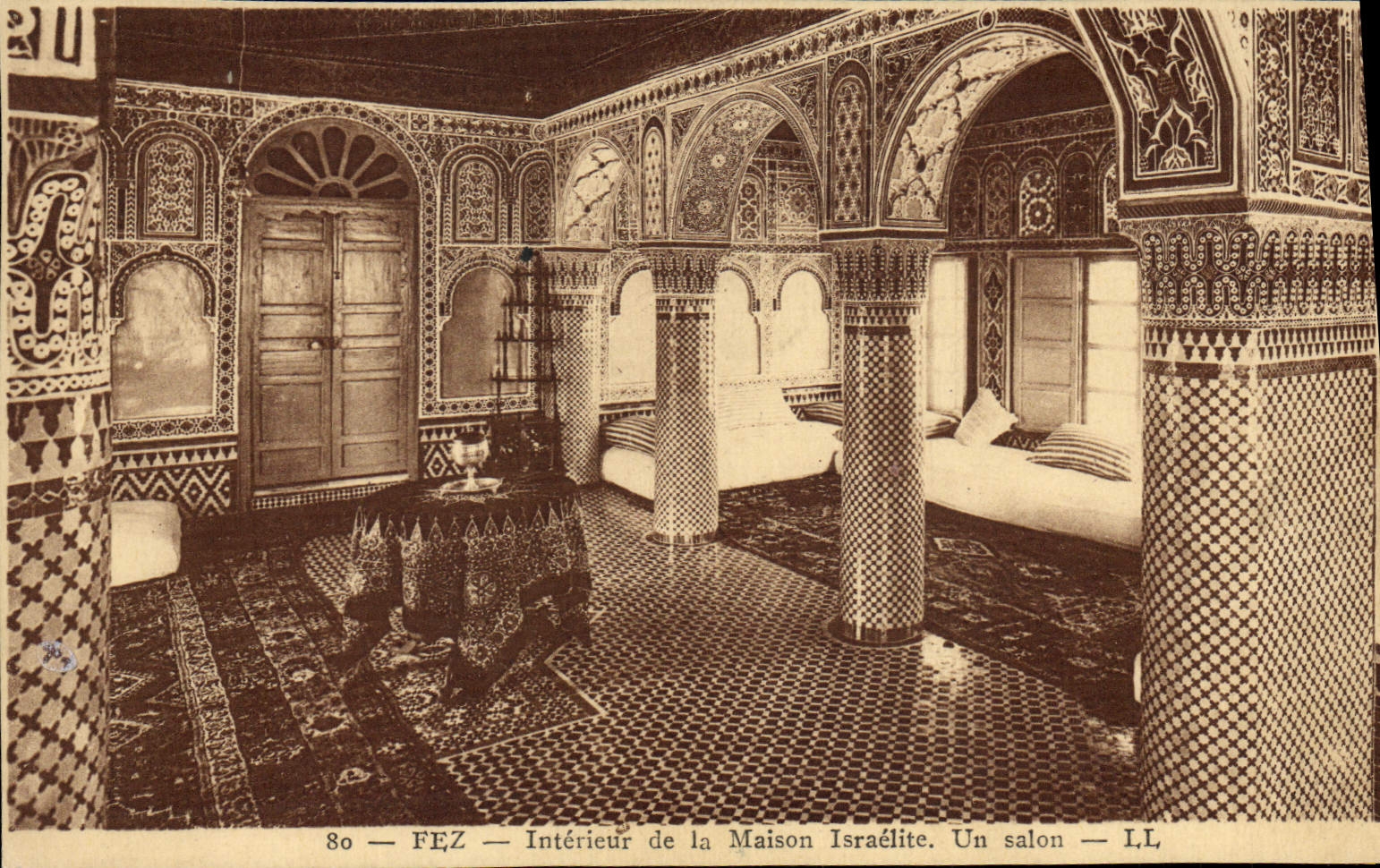 FEZ — Intérieur de la Maison Israélite. Un salon — LL