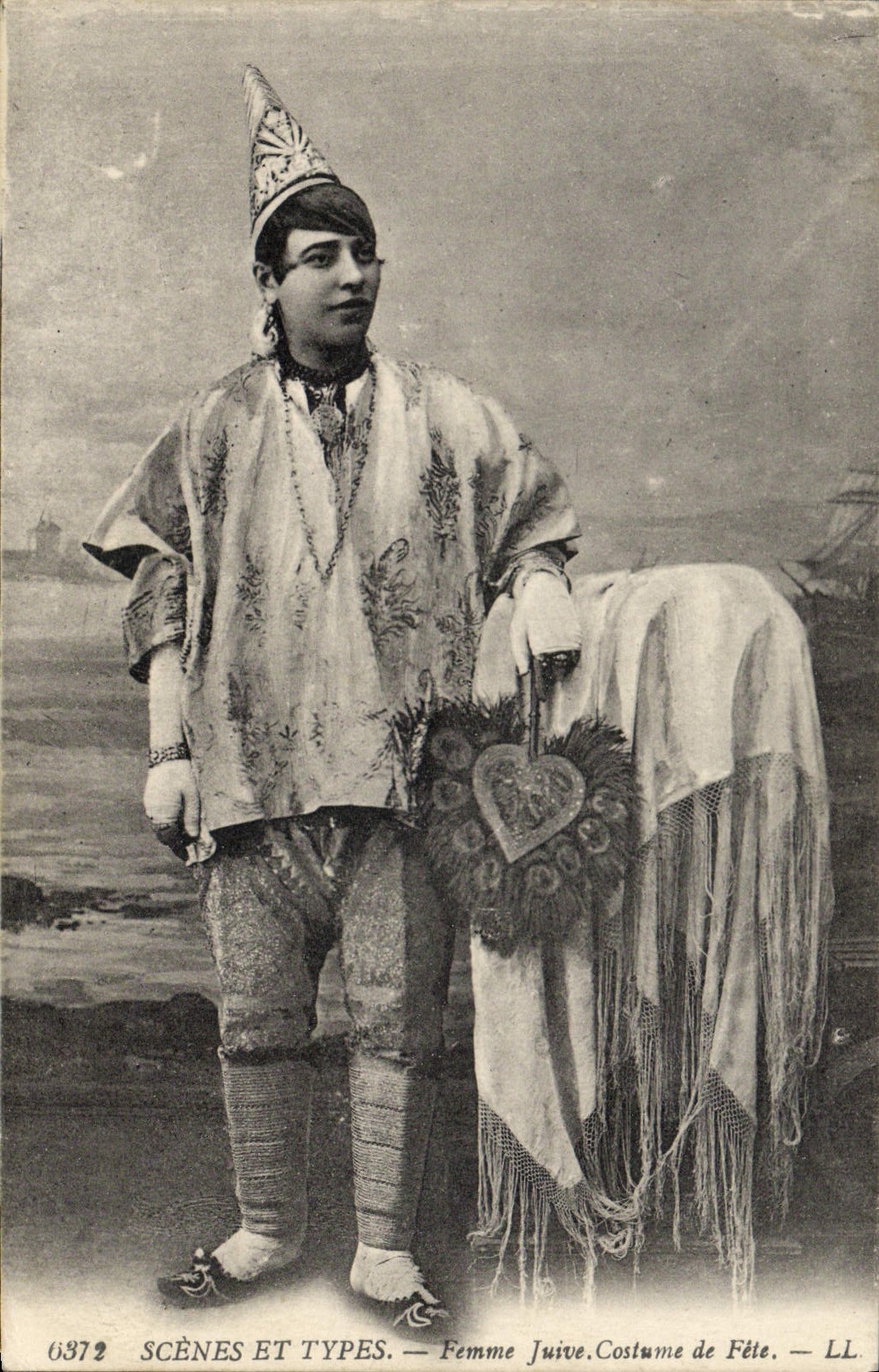 CPA Judaica Juif Femme juive Costume de fete