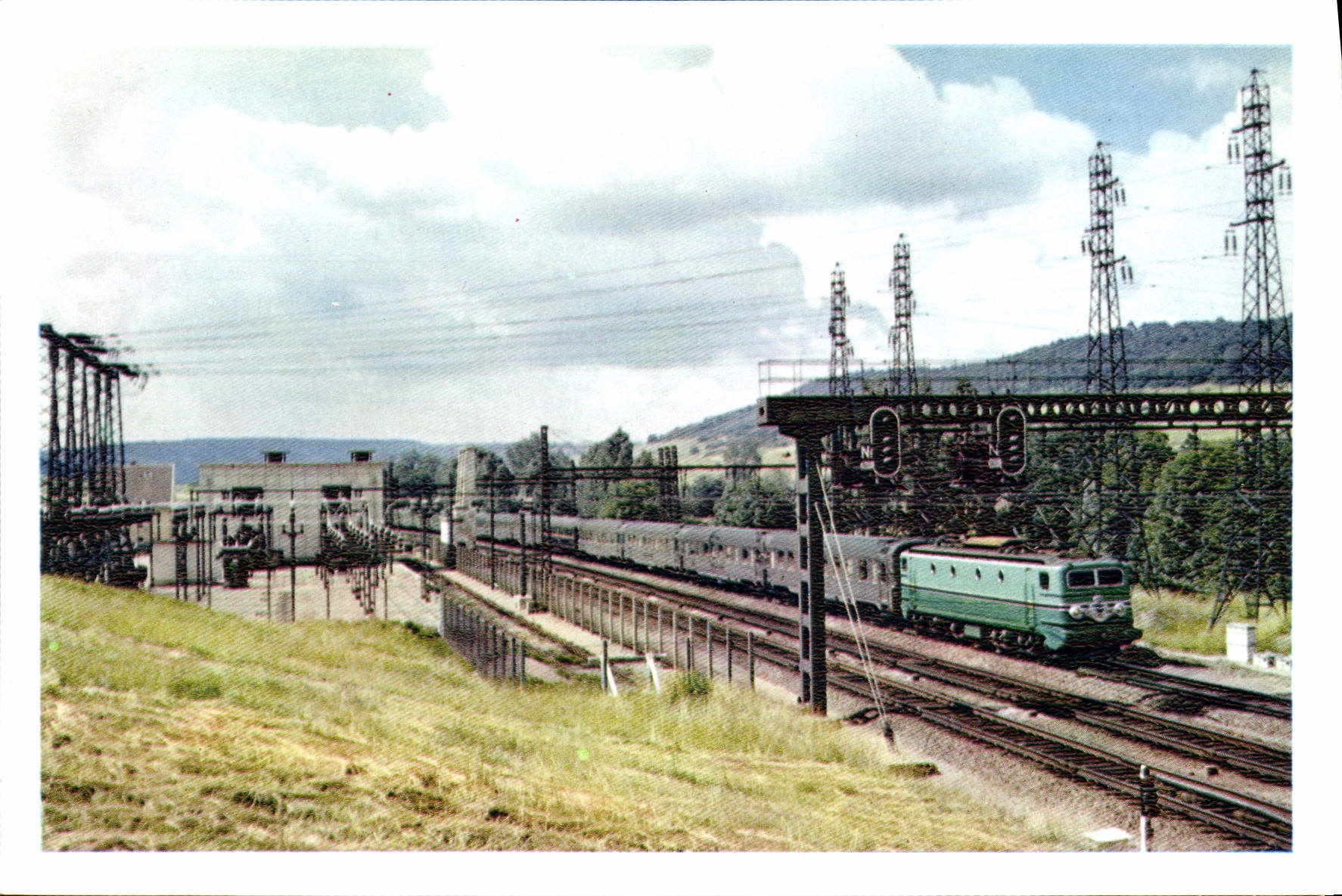 CPM Train Le Mistral traverse a pleine vitesse la sous station de Gissey s Flavigny pres de Darcey 