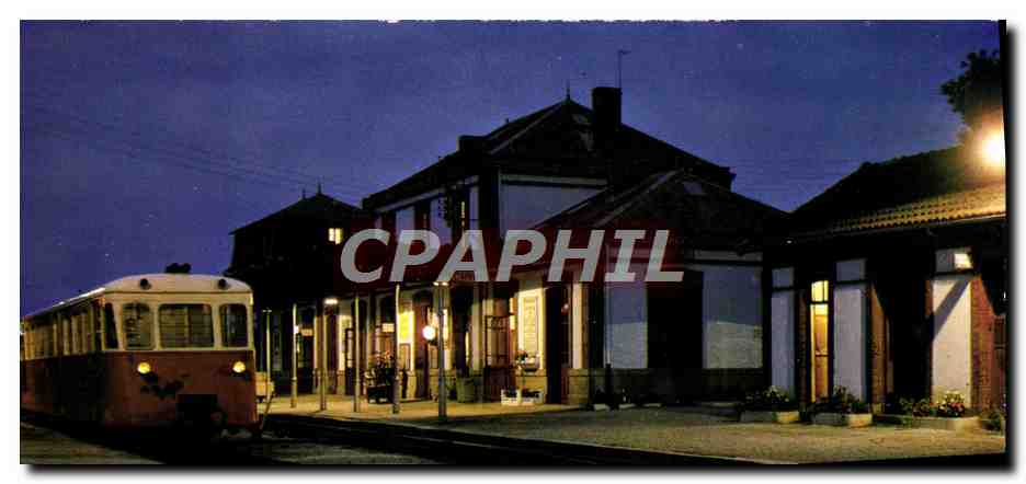 CPM Train Reseau breton La gare de Carhaix de nuit avec un autorail de Dion