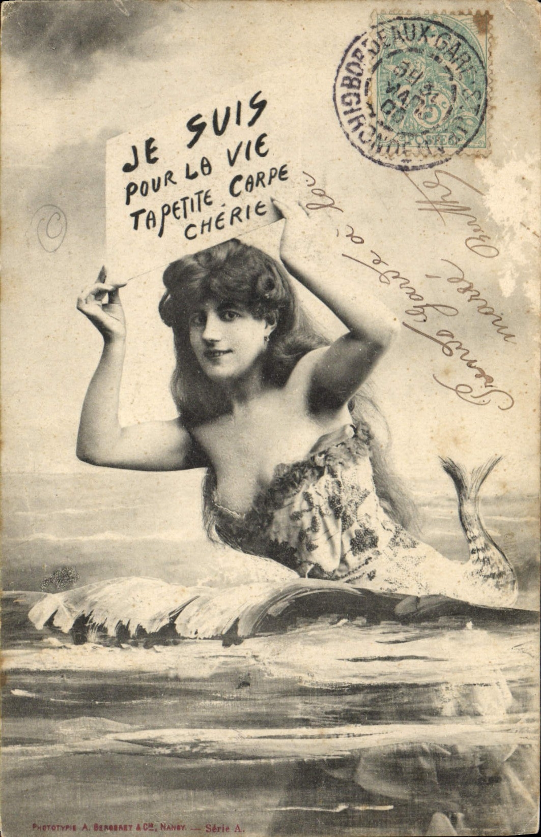 Série A — Mermaid holding sign 'JE SUIS POUR LA VIE TAPETITE CARPE CHÉRIE' — Phototypie A. Bergrabet & Cie, Nancy - Recto