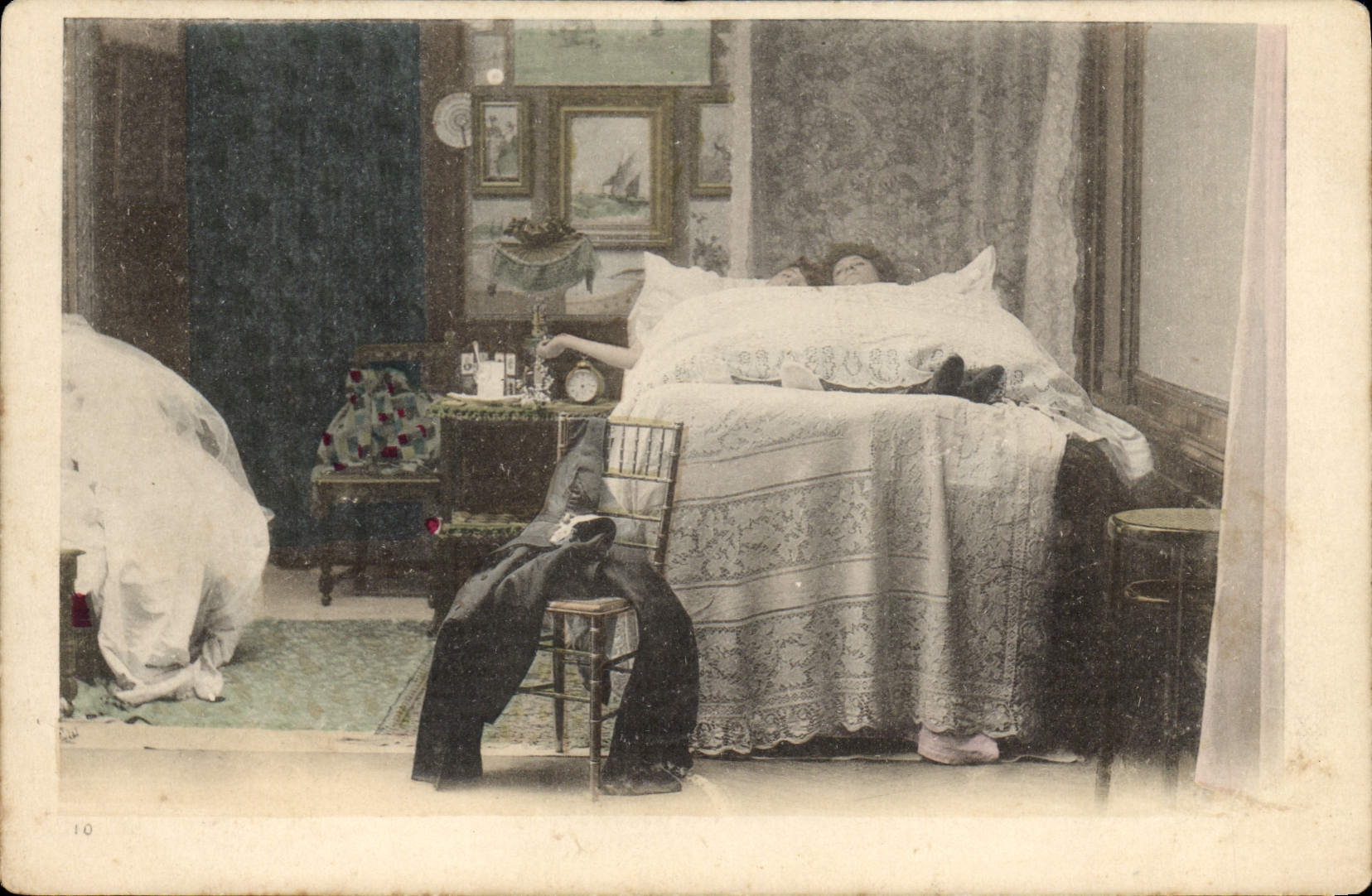 Femme dormant dans un lit — intérieur de chambre — série 10