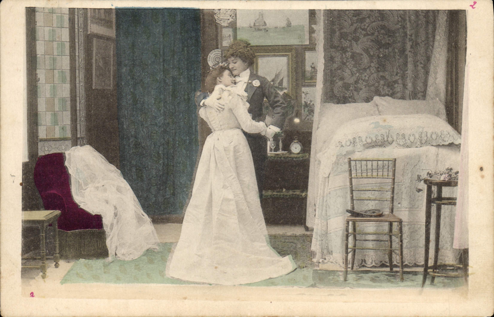 Baiser de noces — scène de mariage intérieur — éditeur non identifié, n° de série non visible