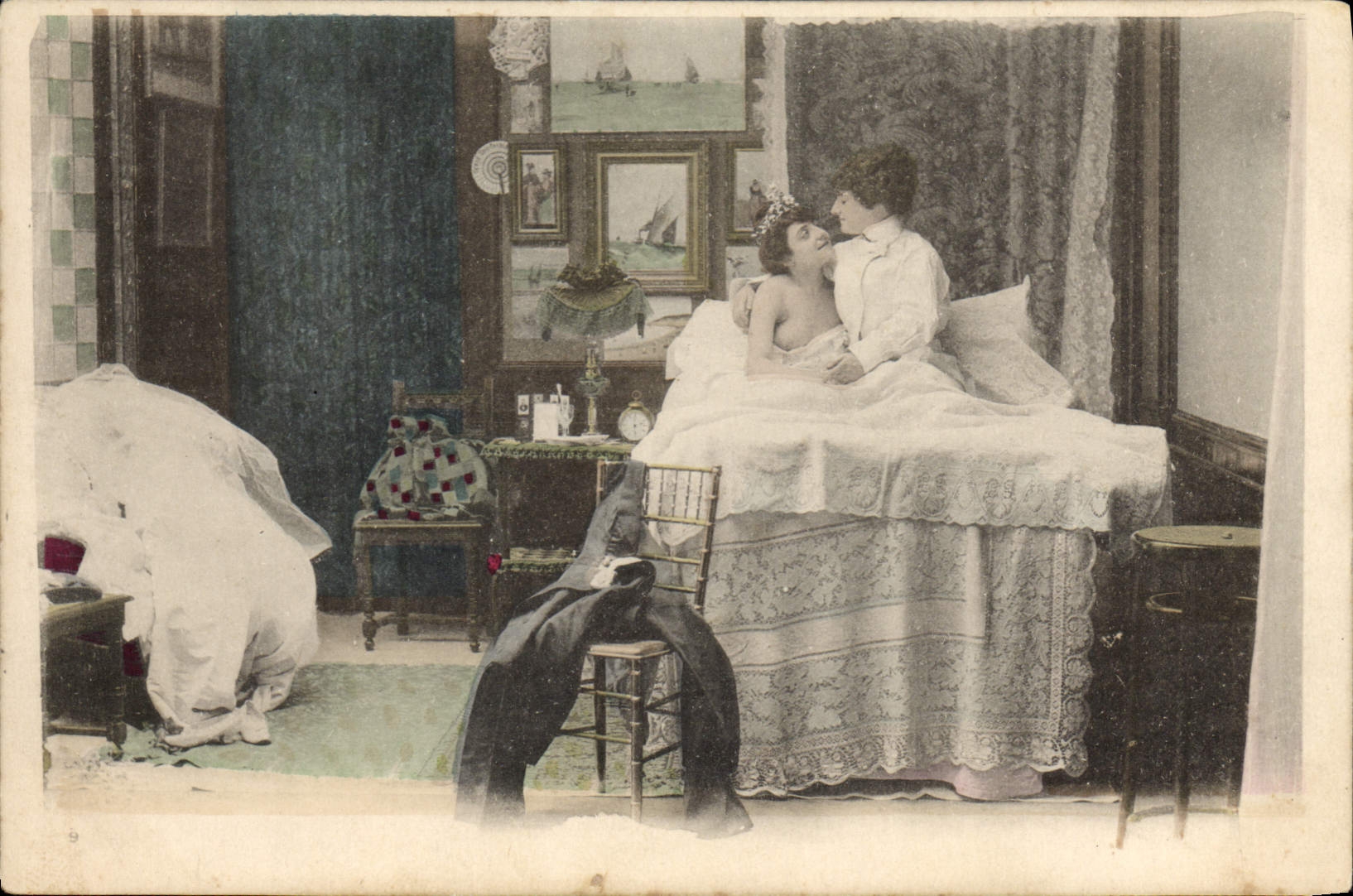 Deux femmes dans une chambre — scène intime — éditeur inconnu, n° de série non visible