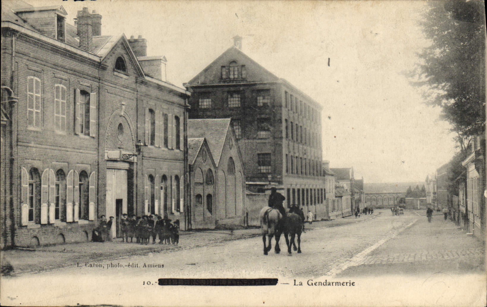 CPA Gendarmerie Villers Bretonneux Cheval Enfants