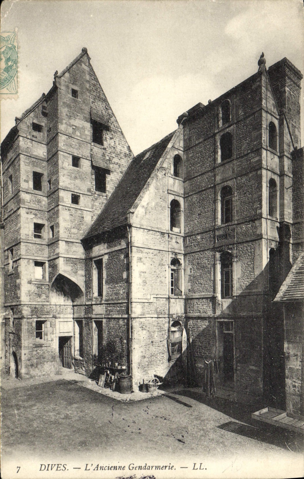 Dives — L'Ancienne Gendarmerie — LL. — n°7