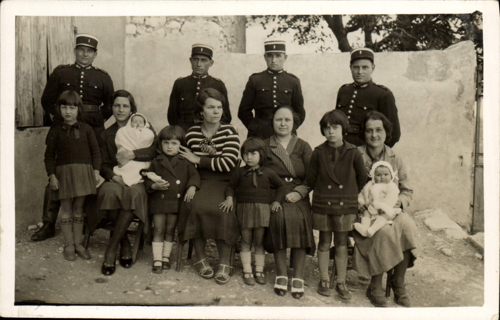 Famille avec soldats — groupe familial devant mur — CPAPHIL n°11