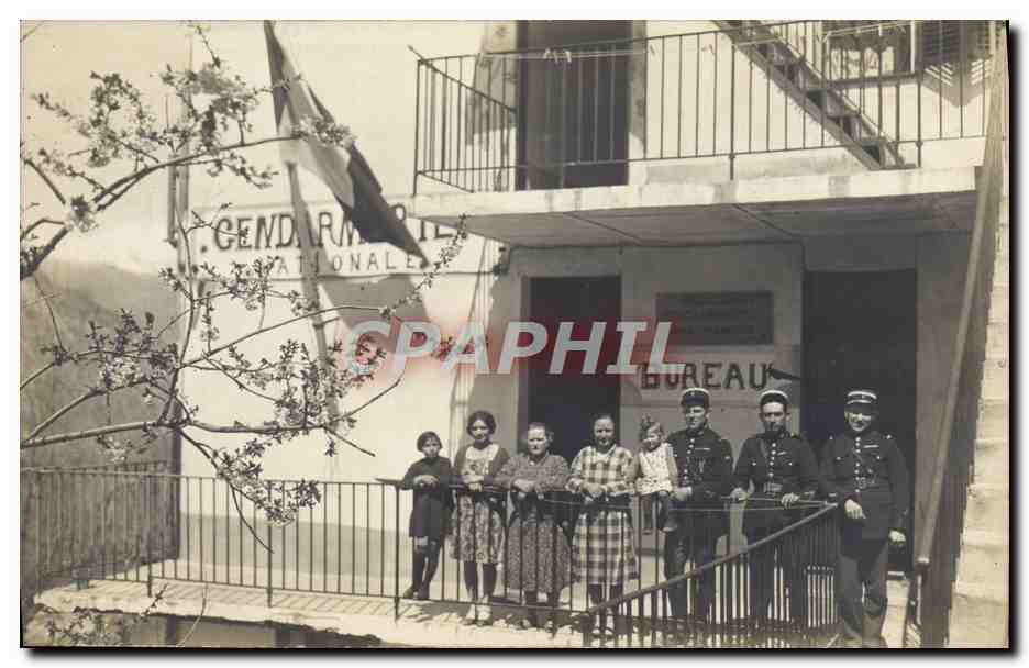 Bureau de la Gendarmerie Nationale — groupe de personnes et gendarmes — éditeur CPAPHIL