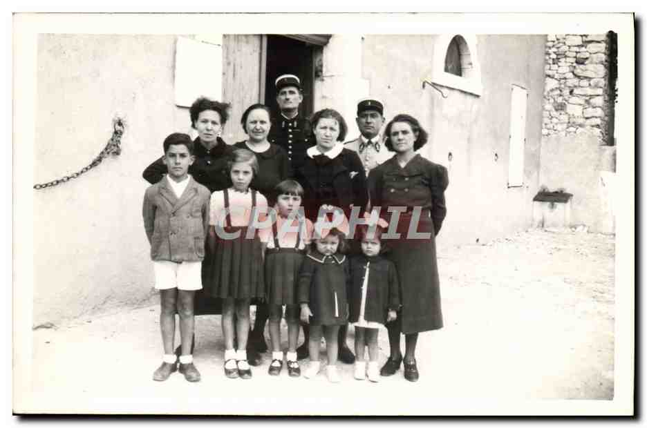 Groupe familial et militaires — devant une maison en pierre — CPAPHIL n°3