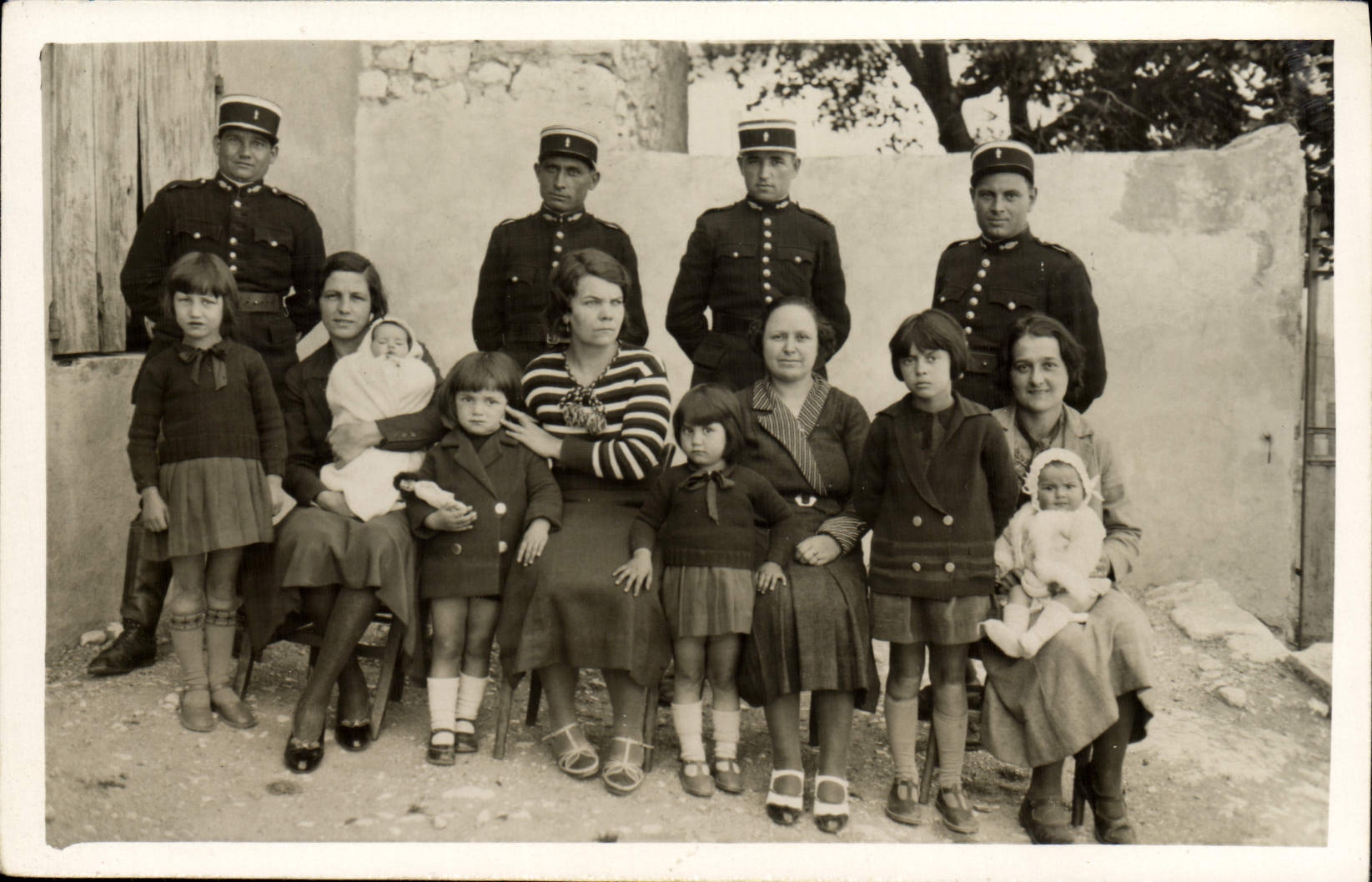 Famille avec soldats — Éditeur CPAPHIL, n° II
