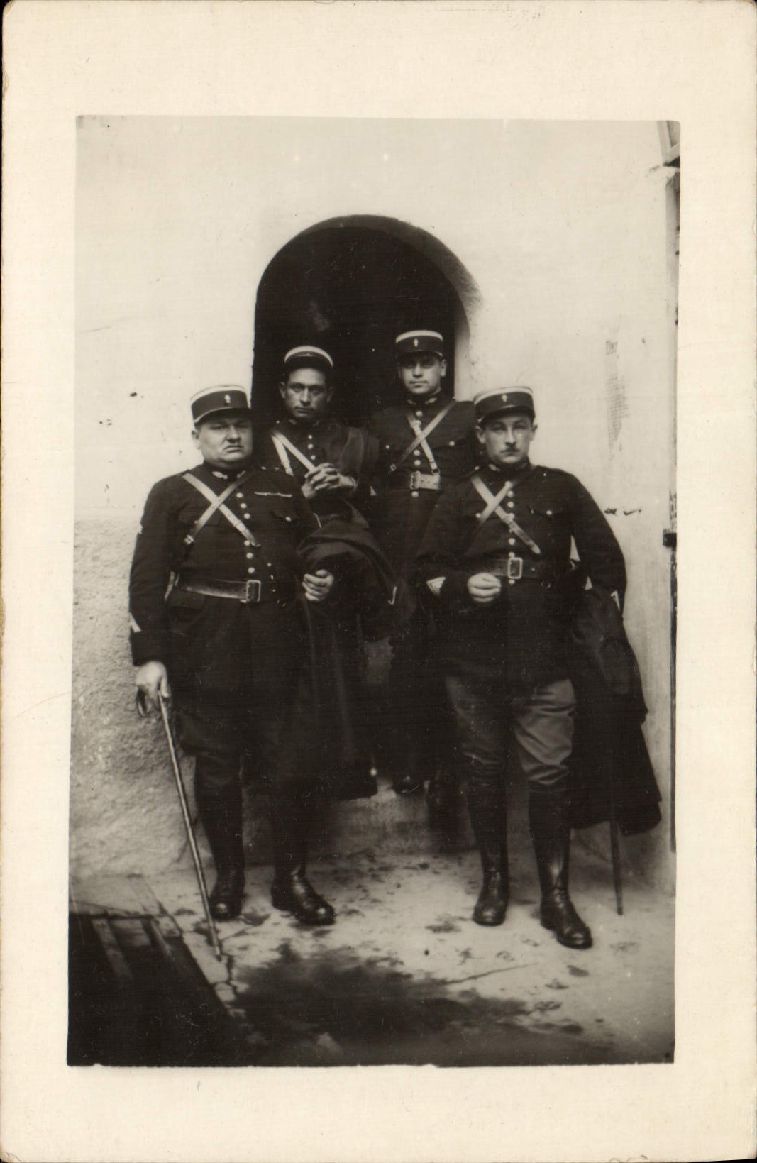 Quatre soldats en uniforme — devant un portail — CPAPHIL n°11