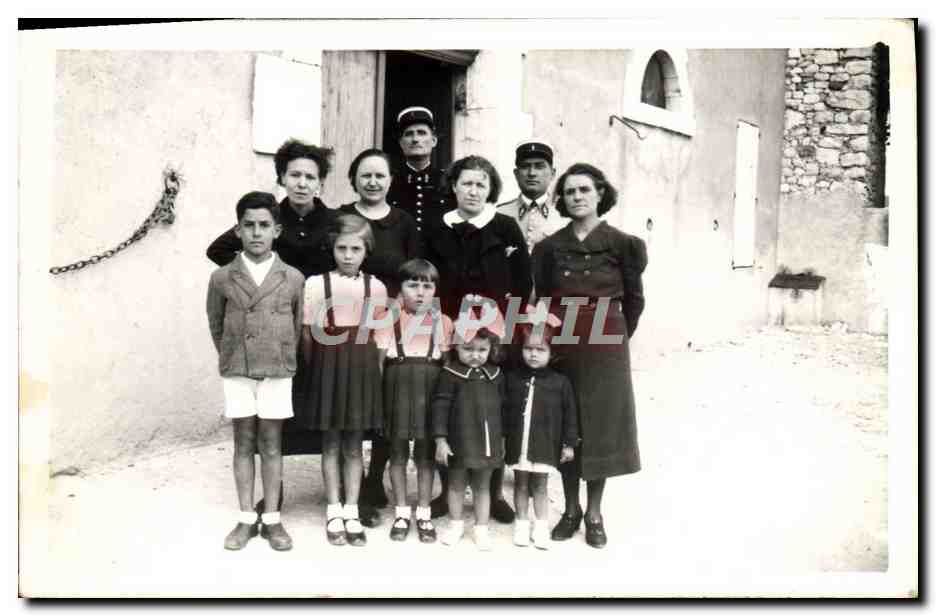 Famille devant une maison — éditeur CPAPHIL, n°3