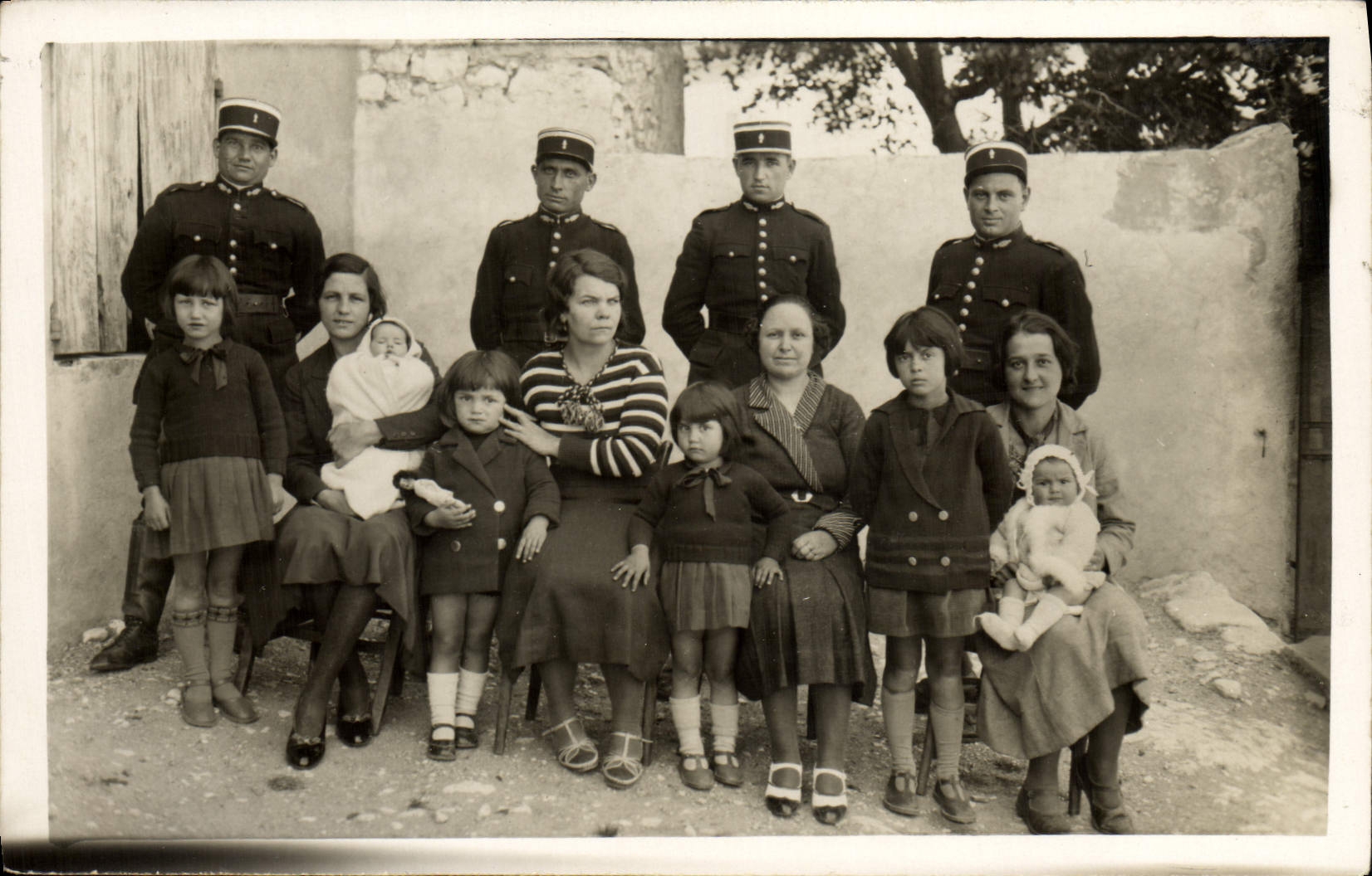 Famille avec soldats — Éditeur CPAPHIL, n° 11