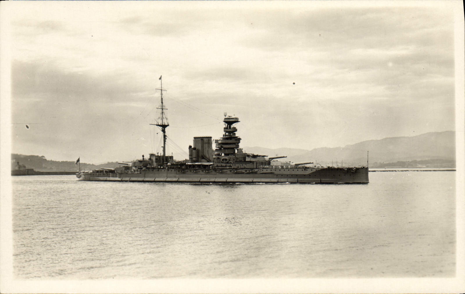 Bateau de guerre — port — éditeur CPAPHIL, n° A
