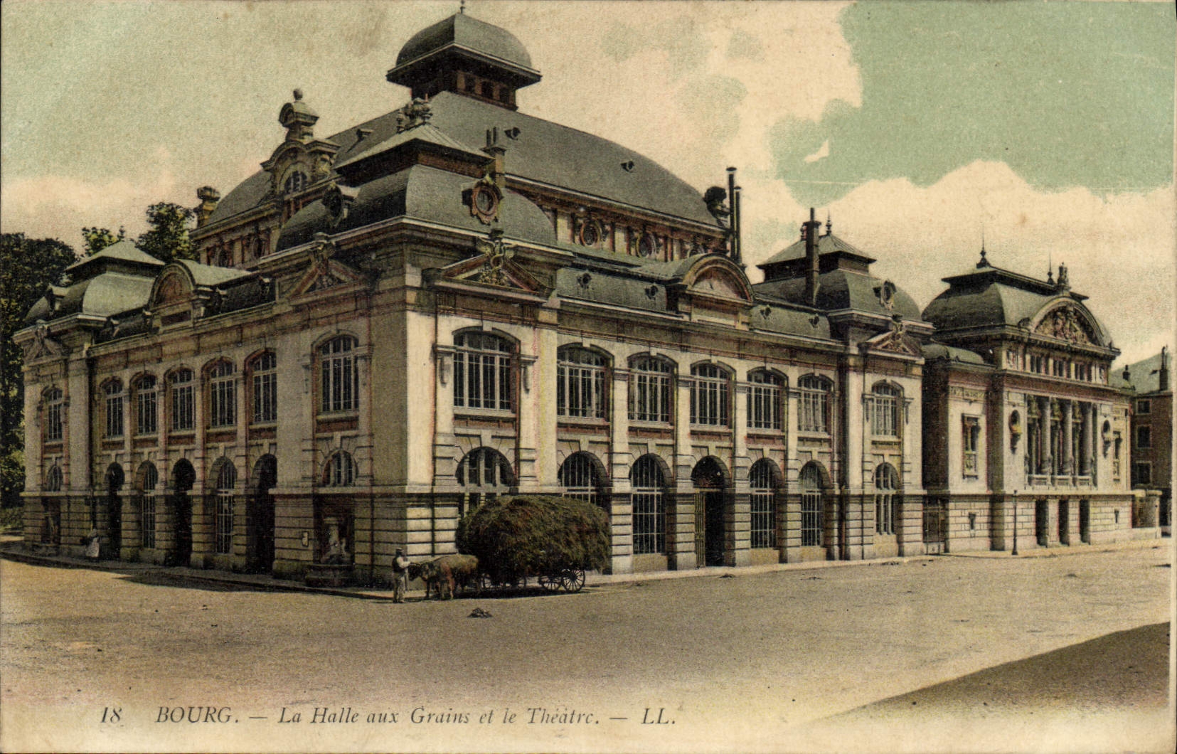 CPA Bourg La halle aux grains et le Theatre 