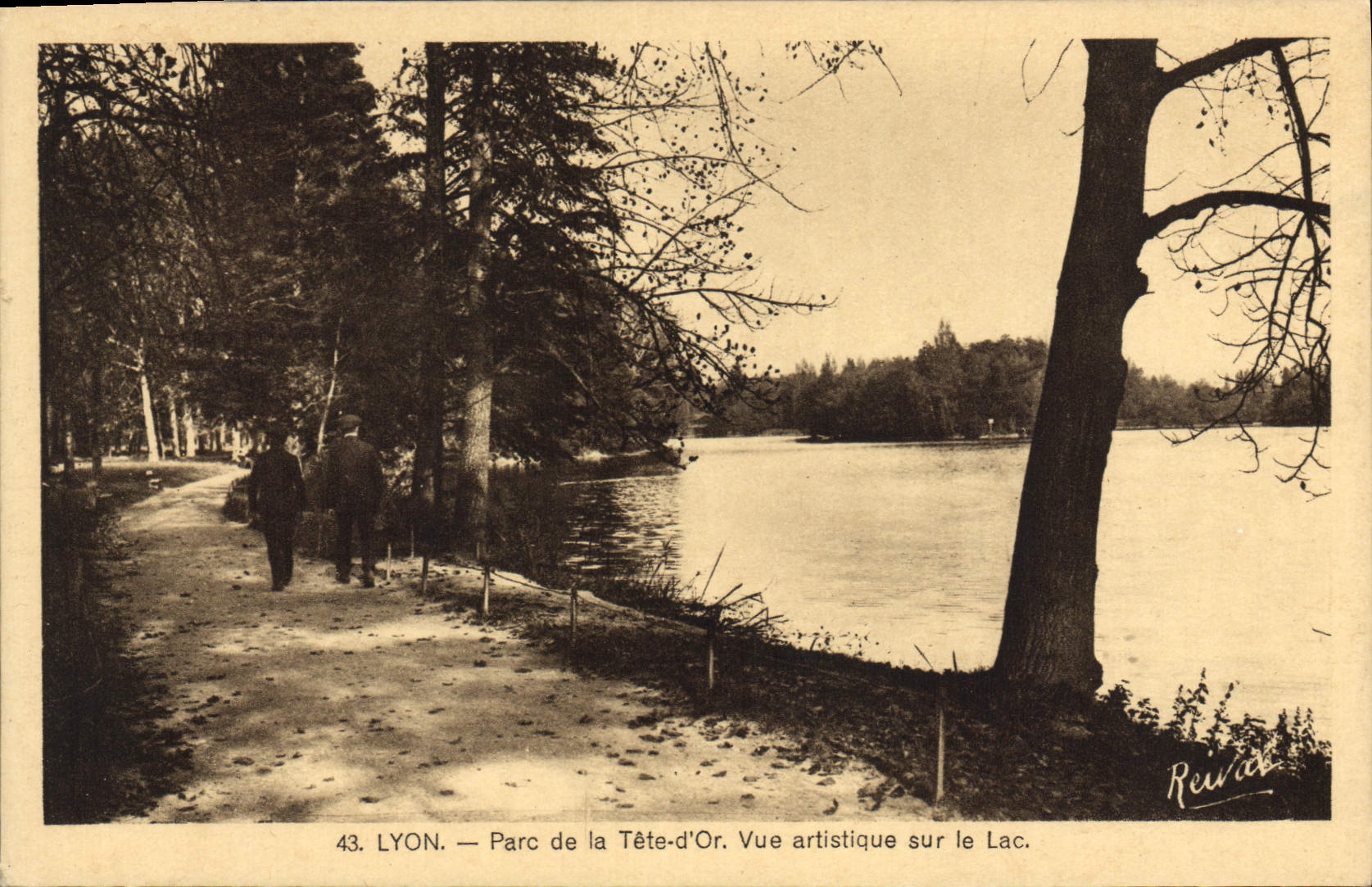 LYON — Parc de la Tête-d'Or. Vue artistique sur le Lac.