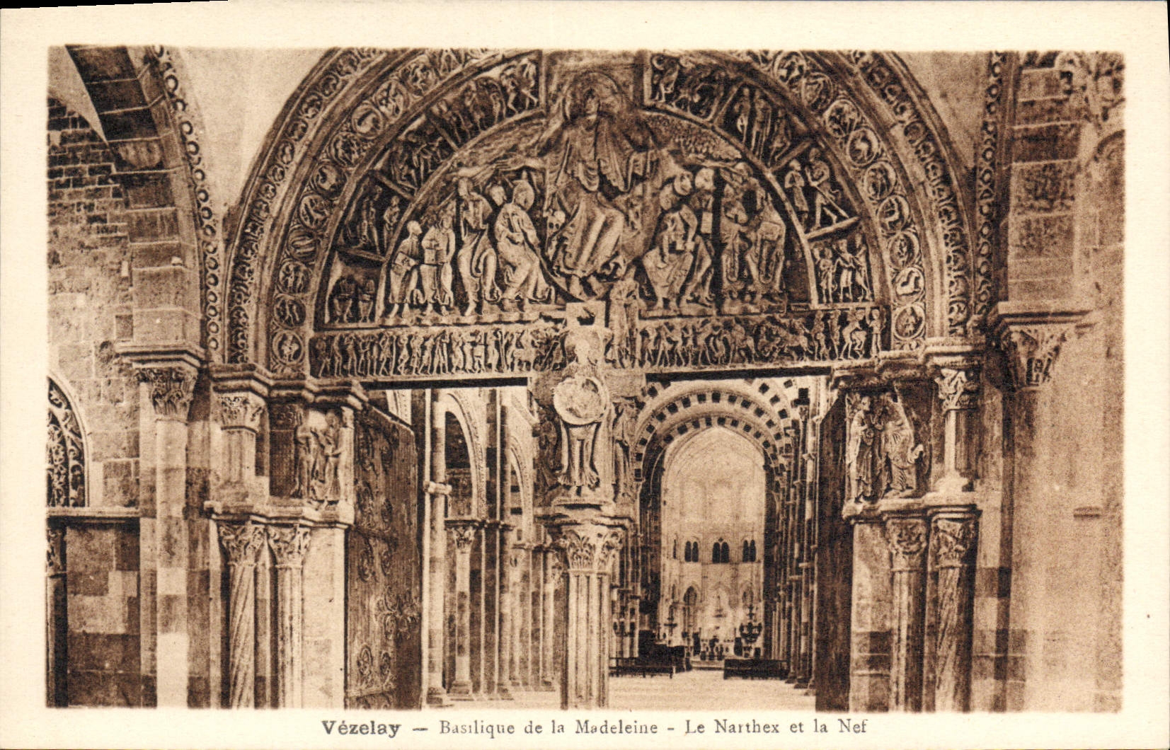 Vézelay — Basilique de la Madeleine — Le Narthex et la Nef