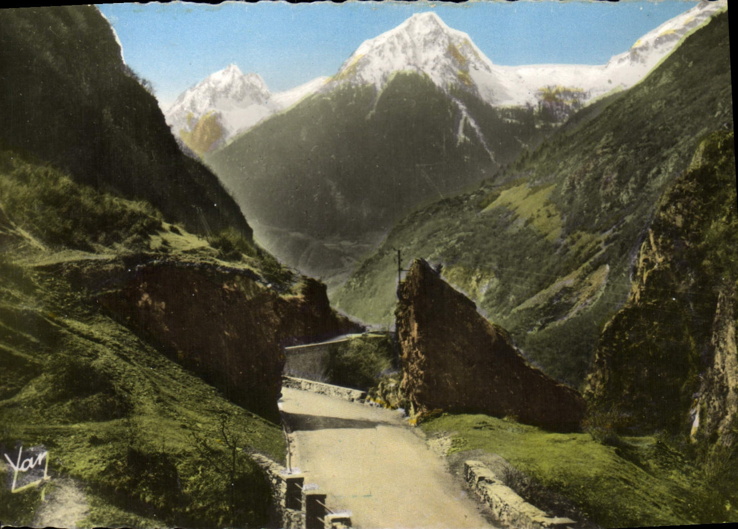 CPM Route De Luz A Gavarnie La porte d'Espagne
