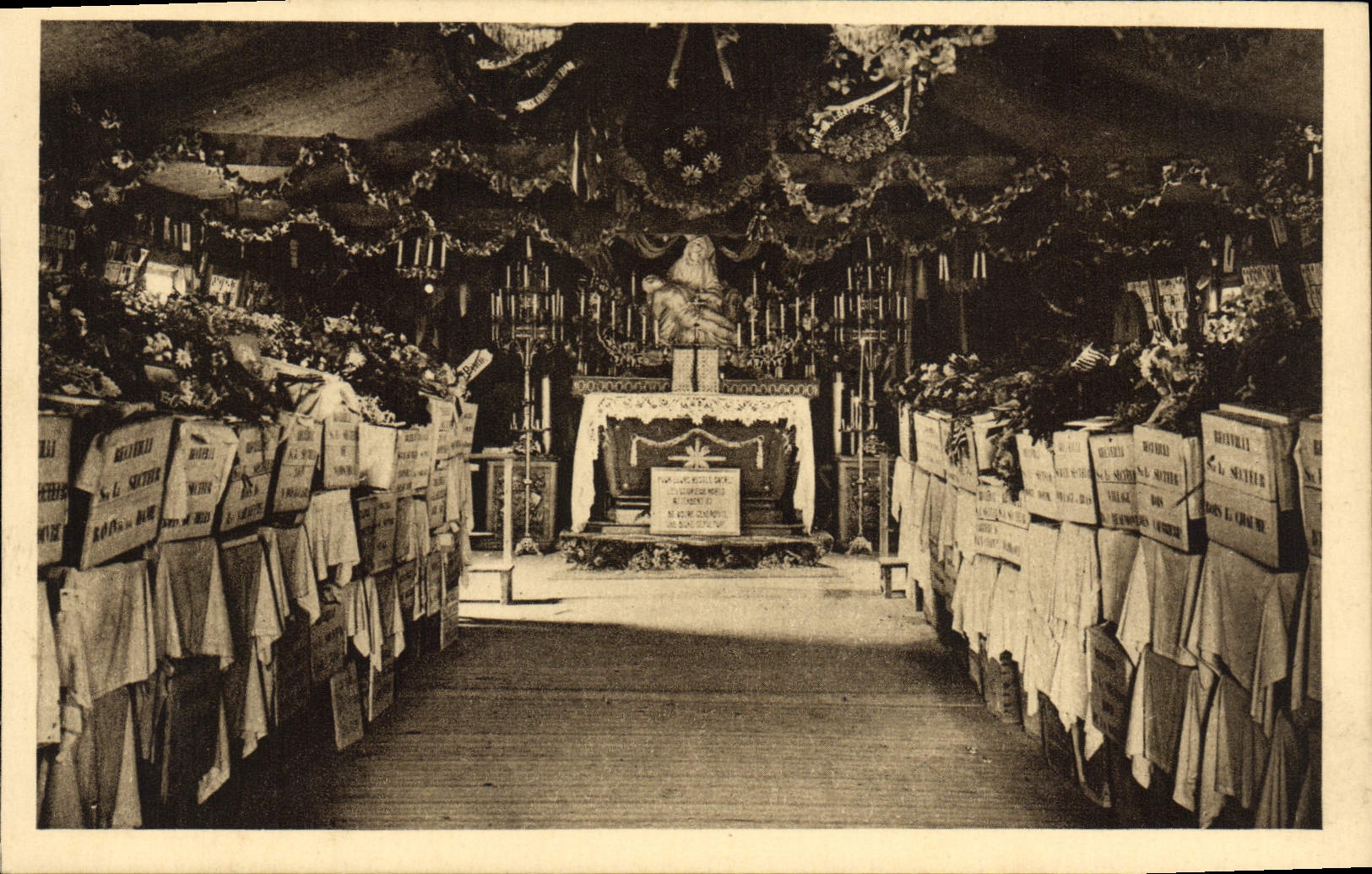 CPA Douaumont Ossuaire provisoire Interieur de la chapelle Militaria
