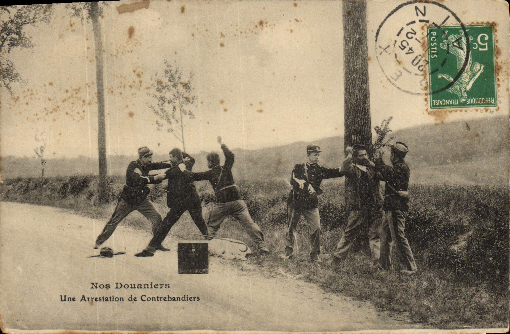 Nos Douaniers — Une Arrestation de Contrebandiers — Éditeur non visible