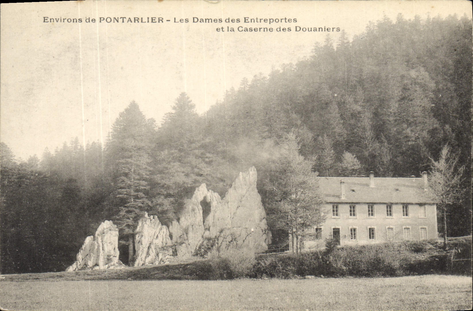 CPA Douanes Environs de Pontarlier Les dames des Entreportes et la caserne des douaniers 