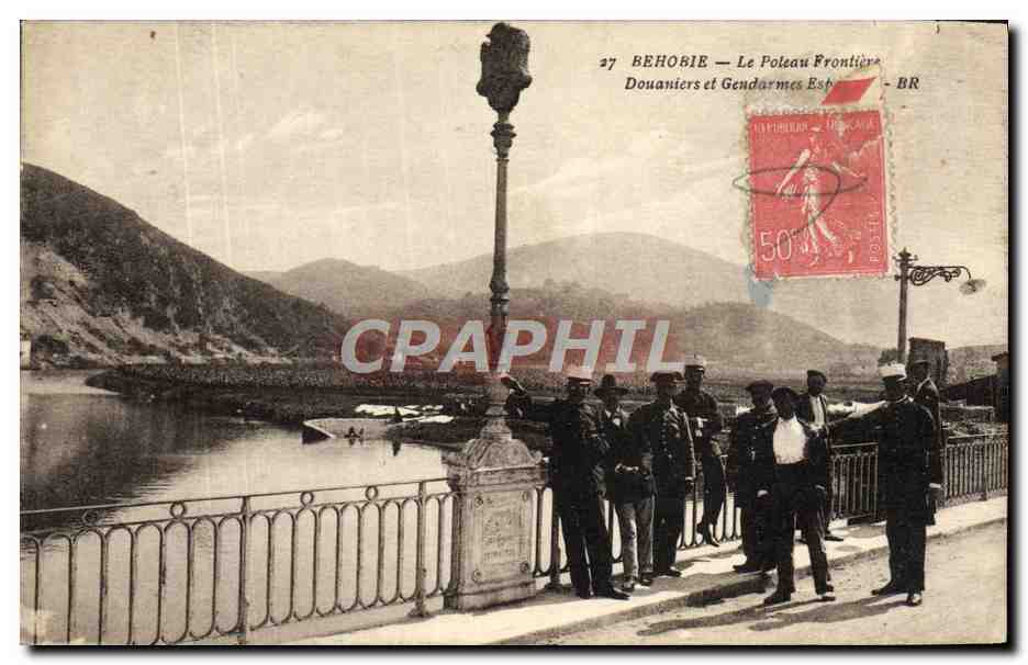 CPA Douanes Behobie Le poteau frontiere Douaniers et gendarmes espagnols