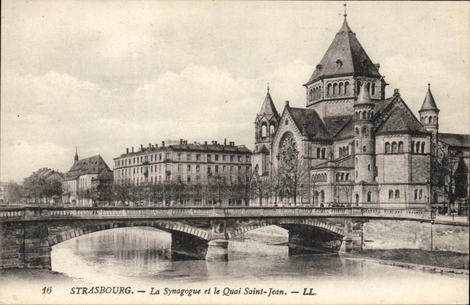 CPA Judaica Juif Strasbourg la synagogue et le quai Saint Jean 