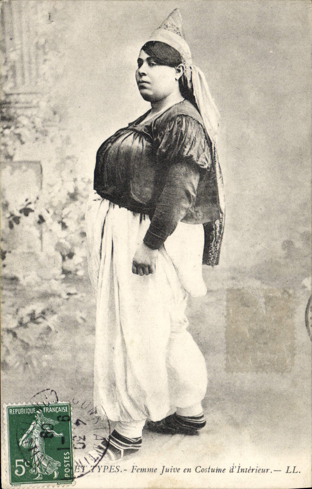 CPA Judaica Juif Femme juive en costume d'interieur