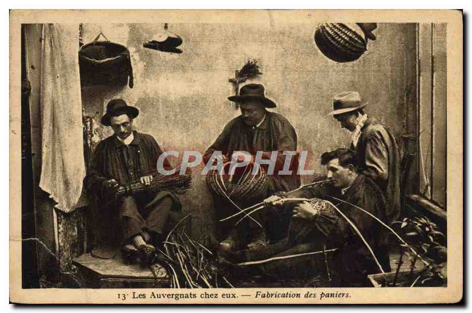 CPA Artisanat Fabrication des paniers Folklore Les Auvergnats chez eux