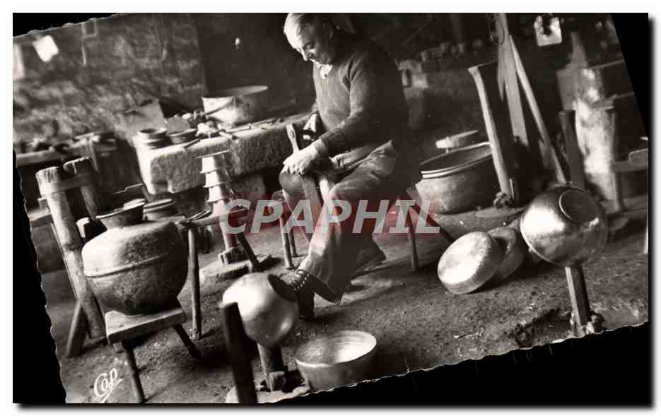 Atelier de fabrication de poêles en cuivre — Villedieu-les-Poêles — Atelier des Arts du Cuivre