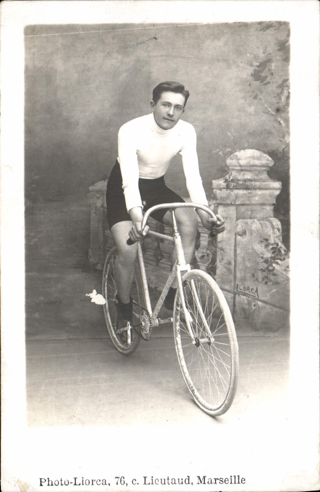 Cycliste — studio — Photo-Liorca, 76, c. Licutaud, Marseille
