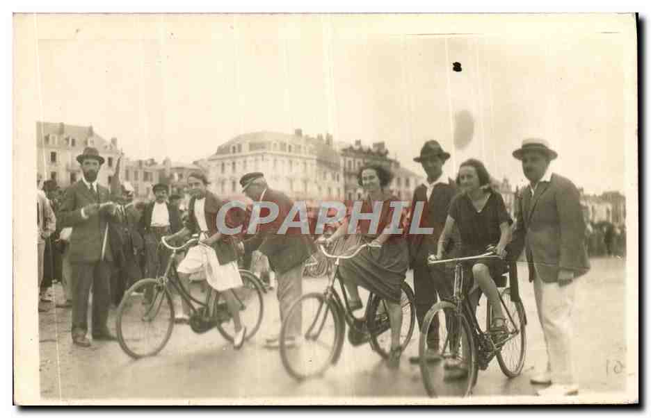 Groupe de cyclistes — Place publique — Carte postale anonyme