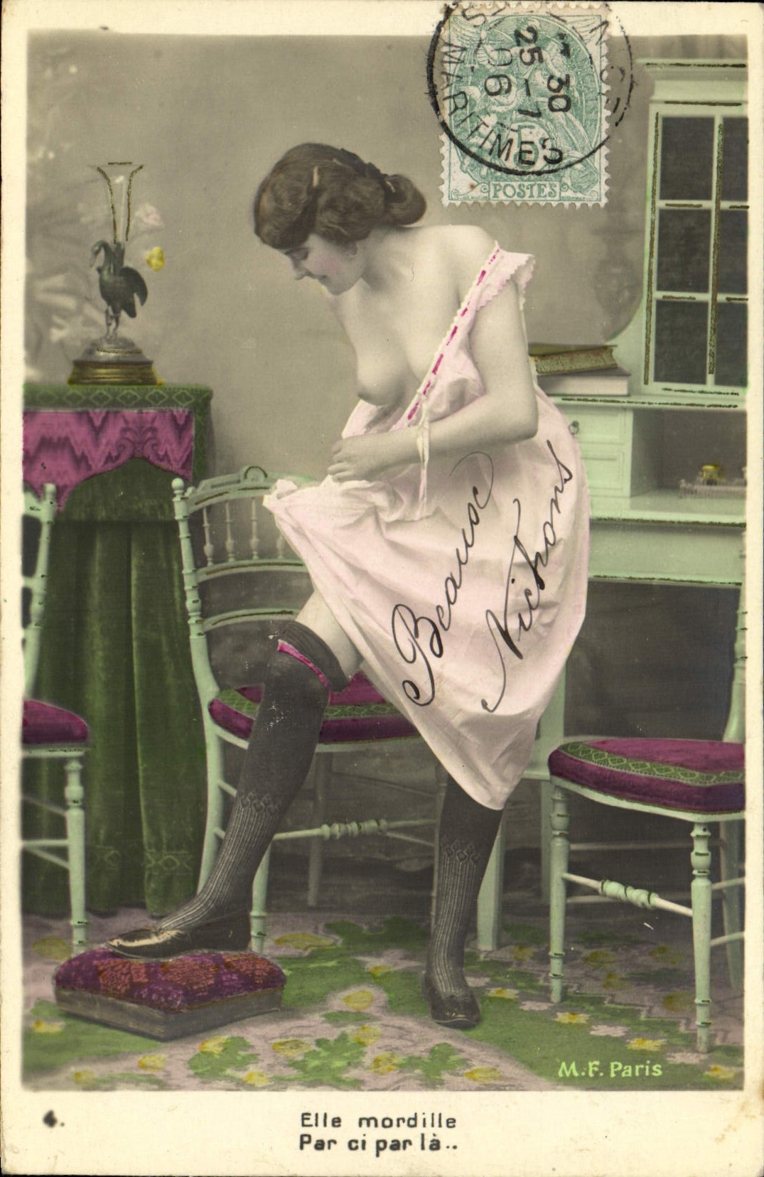 Femme en robe de nuit — Elle mordille Par ci par là — M.F. Paris