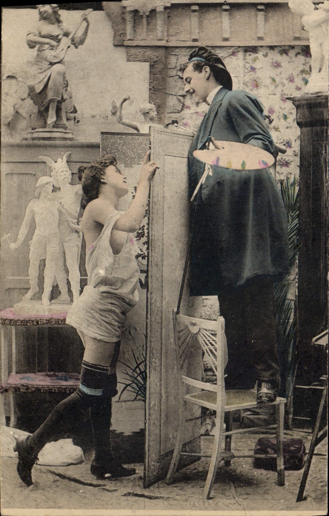 Artista pintando con modelo — estudio decorado con estatuas — editor no identificado