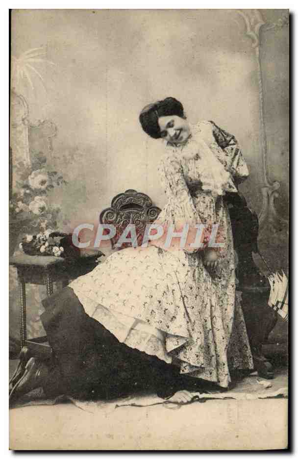 Frau in gestreiftem Kleid — elegante Pose — Verlag Garzini & Pozzolini, Mailand