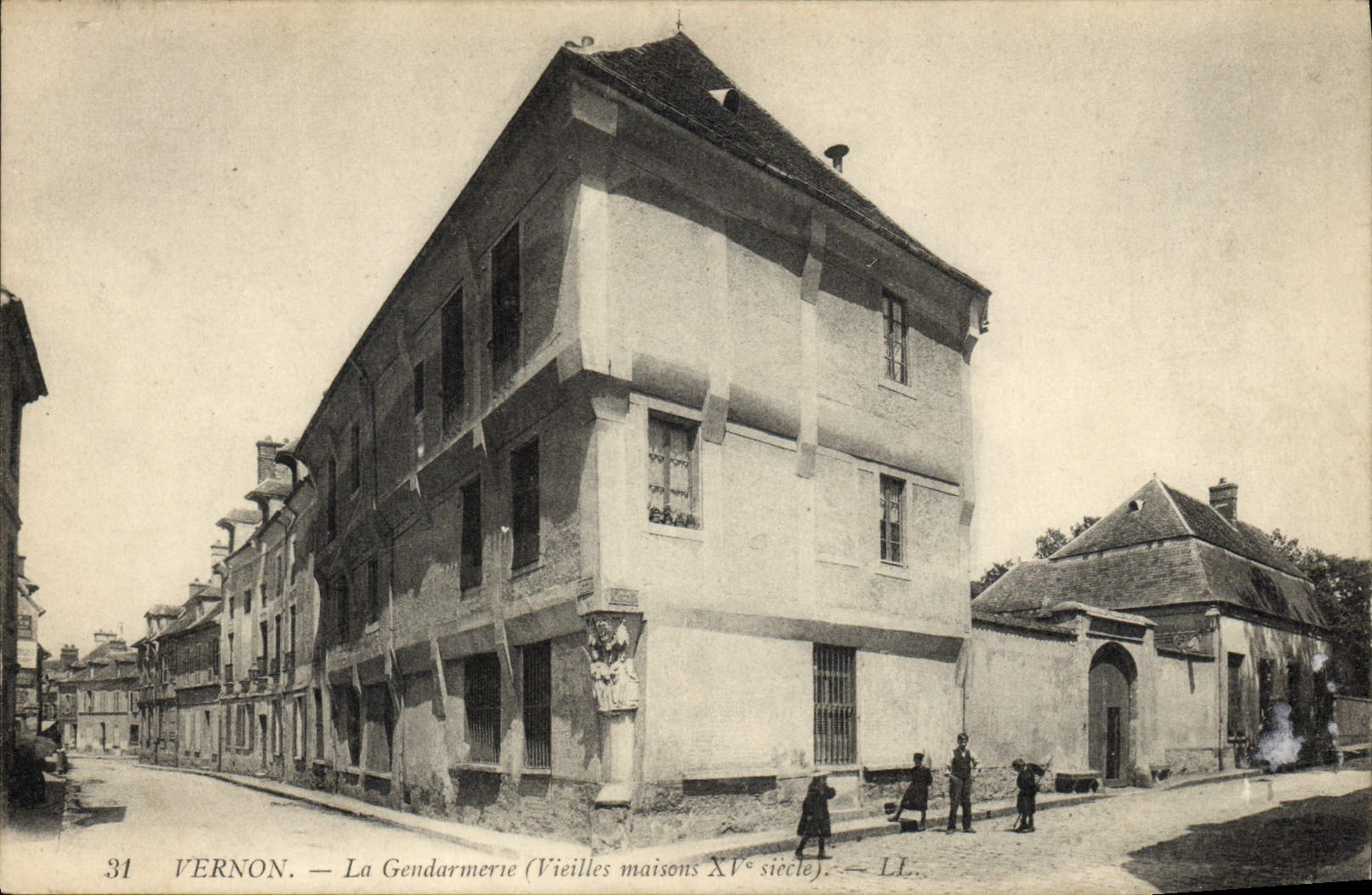 Vernon — La Gendarmerie (Vieilles maisons XVᵉ siècle) — LL.