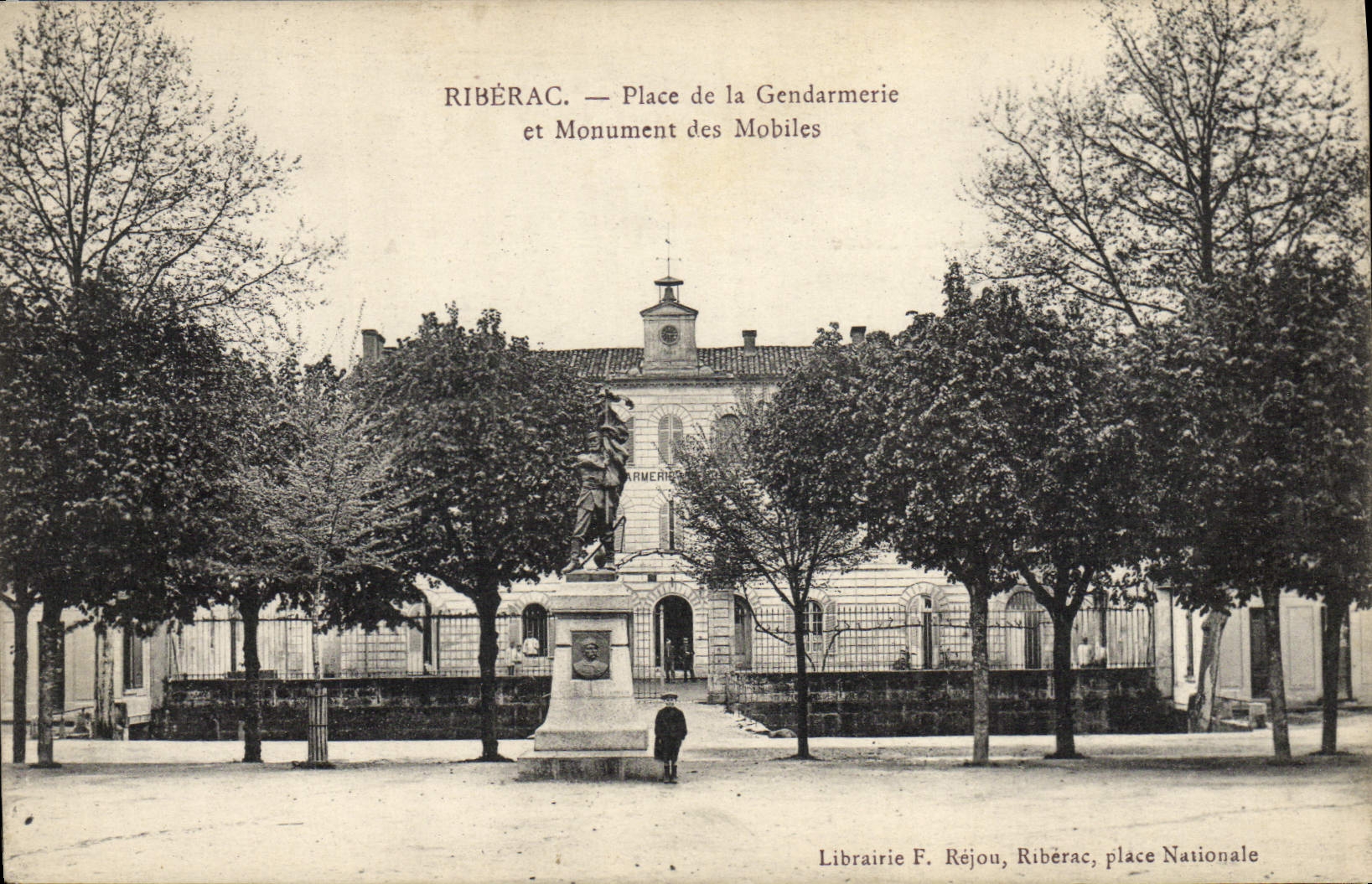 Ribérac — Place de la Gendarmerie und Monument des Mobiles — Librairie F. Réjou
