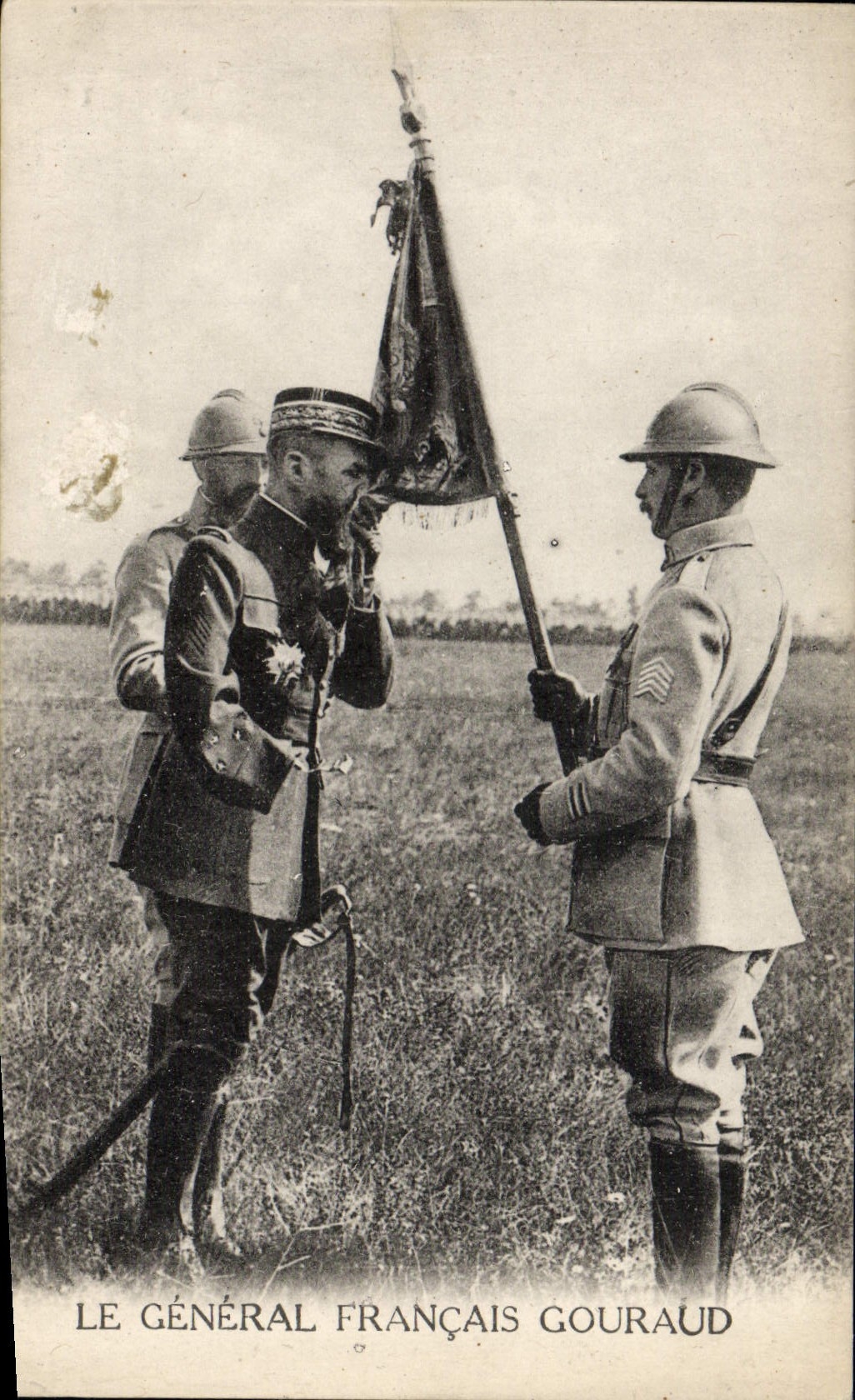 CPA Militaria Le general Francais Gouraud