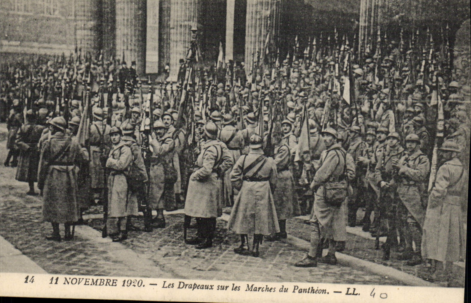 Les Drapeaux sur les Marches du Panthéon — 11 Novembre 1920 — LL 40