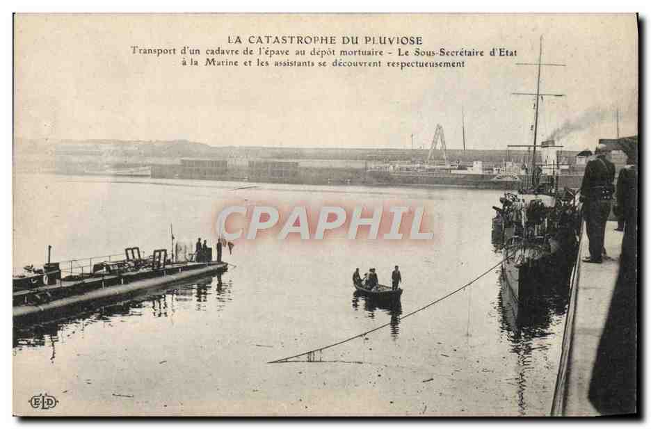 Transport d'un cadavre au dépôt mortuaire — Le Sous-Secrétaire d'État à la Marine et les assistants se découvrent respectueusement — Éditeur E.D.